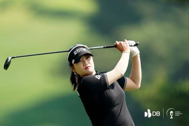 노승희가 14일 충북 음성 레인보우힐스 컨트리클럽에서 열린 DB그룹 제38회 한국여자오픈 2라운드 17번 홀에서 아이언샷을 하고 있다. DB그룹 한국여자오픈 조직위 제공