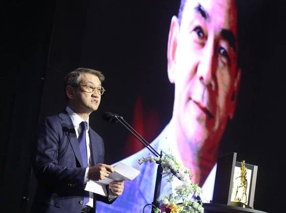 지난해 5월 2일 서울 중구 앰버서더호텔에서 열린 K리그 명예의전당 헌액식에서 공헌자 부문에 선정된 고(故) 박태준 포스코 명예회장을 대신해 아들인 박성빈씨가 대리 수상하고 있다. 뉴스1.