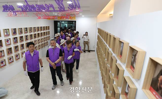 이태원 참사 유가족들이 16일 서울 중구 부림빌딩 내 임시 기억·소통공간 ‘별들의 집’에 입장하고 있다.