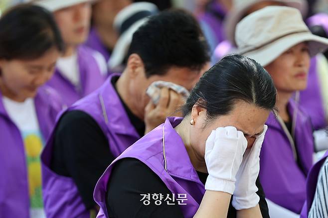 10·29 이태원 참사 유가족들이 16일 서울광장에서 합동 분향소 이전을 위해 열린 운영 종료식에서 그리움과 다짐의 뜻을 담아 희생자들의 이름을 부르던 중 눈물을 흘리고 있다.