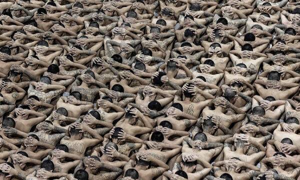 지난 12일(현지시간) 엘살바도르 대통령실에서 공개한 사진. 웃옷을 벗은 수감자들이 머리에 손깍지를 낀 채 테러범수용센터 바닥에 앉아 있다. AFP연합뉴스