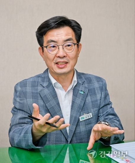 성제훈 경기도농업기술원장이 경기일보와의 인터뷰에서 포부를 밝히고 있다. 윤원규기자