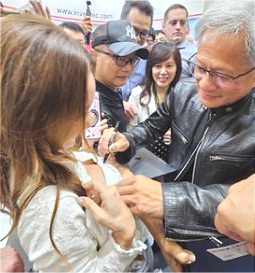 지난 7일 홍콩 사우스차이나모닝포스트(SCMP)는 미국 반도체 기업 엔비디아의 최고경영자(CEO) 젠슨 황이 모국인 대만에서 열린 ‘컴퓨텍스 2024’ 행사에서 한 여성팬에게 사인을 했다고 전했다. [사진출처 = SCMP]