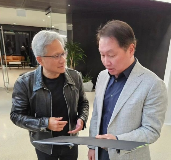 최태원 SK그룹 회장이 지난달  24일(현지시간) 미국에서 젠슨 황 엔비디아 최고경영자(CEO)와 만난 모습. [사진출처=최태원 SK그룹 회장 인스타그램)