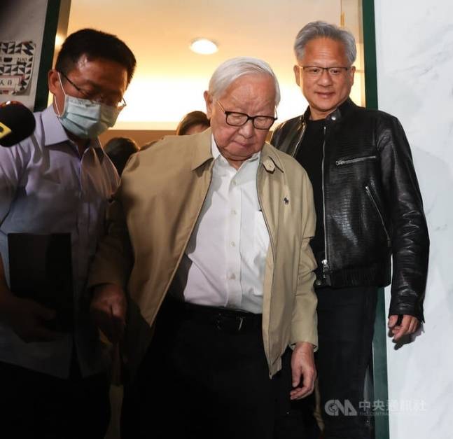 젠슨 황 엔비디아 회장(오른쪽)과 모리스 창 TSMC 창업자가 지난달 29일 타이베이의 ‘닝샤 야시장’을 함께 둘러보고 있다. [사진출처=대만중앙통신]