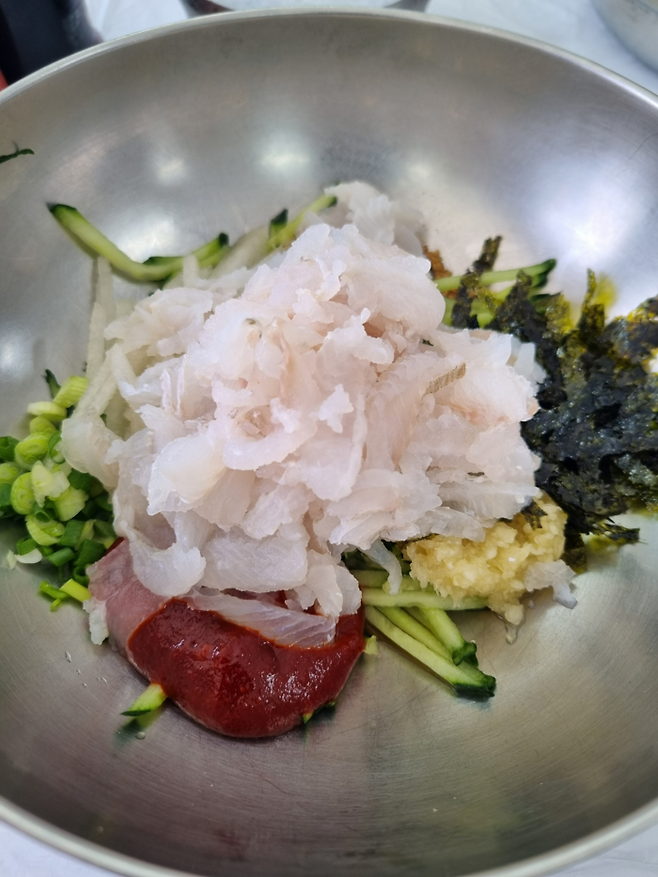 육수 대신 얼음만 넣어 먹는 포항식 물회. 안병준 기자