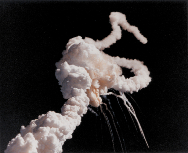 NASA가 컨스텔레이션 계획의 일환으로 1986년 발사한 챌린저호가 발사 73초 만에 공중에서 폭발하는 모습. 이 사고로  우주선에 탑승했던 우주비행사 7명이 전원 사망했다. 또, 문제를 인지했음에도 발사를 강행했다는 사실이 조사 결과 밝혀지며 미국 사회에 커다란 파장을 일으켰다. /사진=위키미디어