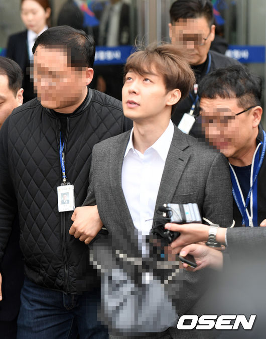 [OSEN=수원, 이대선 기자] 마약 투약 혐의를 받는 가수 겸 배우 박유천이 26일 오후 수원지방법원에서 구속영장에 대한 영장실질심사를 받았다.마약 투약 혐의를 받고 있는 박유천은 지난 23일 국립과학수사연구원(국과수) 감식 결과 체모에서 마약류 양성 반응이 나왔고 마약류 성분이 검출됐다는 것이 밝혀져 논란을 불러일으켰다.영장실질심사를 마친 박유천이 포승줄에 묶인채 법원을 나가고 있다. /sunday@oen.co.kr