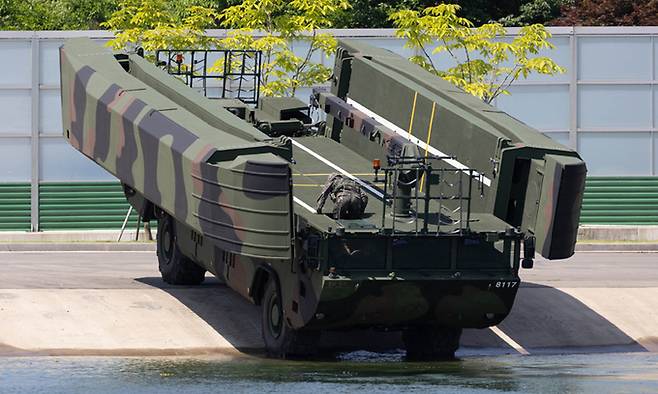 12일 경기도 남양주시 제7공병여단 훈련장에서 열린 자주도하장비 전력화 행사에서 KM3(수룡)가 입수를 위해 물가에 접근하고 있다. 남양주=연합뉴스
