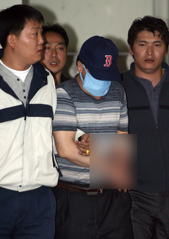 청송제3교도소 탈주 1년7개월 만인 2006년 10월31일 검거된 이낙성씨가 서울 성동경찰서로 호송되고 있다. ⓒ연합뉴스