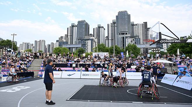 많은 사람들이 지난 15일 서울 반포한강공원 예빛섬에서 열린 BDH재단 이사장배 어울림 3X3 휠체어 농구대회 결승전을 관전하고 있다. 대한장애인체육회 제공