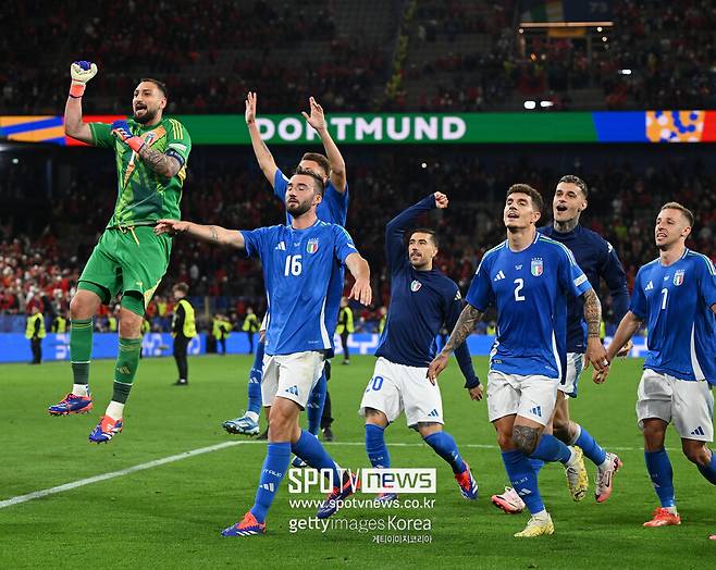 ▲ 이탈리아는 16일(한국시간) 독일 도르트문트 지그날 이두나 파크에서 열린 유럽축구연맹(UEFA) 유로2024 B조 조별리그 첫 경기에서 알바니아를 2-1로 제압했다. 하지만 24초 만에 알바니아에 실점하며 유로 대회 역사상 최단 시간 골 굴욕을 경험했다. 자칫 패배할 뻔 했지만 집중력을 발휘했고 연달아 득점에 성공하며 조별리그 첫 승을 따냈다