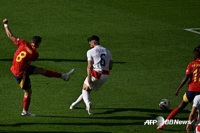 파비안 루이스(왼쪽)가 16일 오전 1시(한국시간) 독일 베를린의 베를린 올림픽 스타디움에서 열린 스페인 대 크로아티아의 유로 2024 조별리그 B조 1차전에서 슈팅을 시도하고 있다. /AFPBBNews=뉴스1