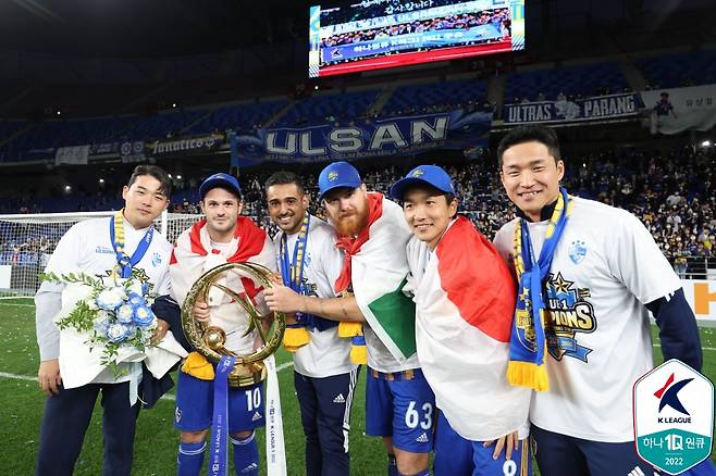 프랑스 언론 르퀴프가 16일(한국시간) 헝가리 축구 국가대표팀으로 유럽축구연맹(UEFA) 유로 2024 데뷔전을 치른 마틴 아담을 집중 조명했다.   마틴은 이날 독일 쾰른 스타디움에서 열린 스위스와의 대회 A조 1차전에 후반 교체 출전해 11분간 활약하며 유로 데뷔전을 치렀다.   팀은 1-3으로 패했지만, 아담은 이번 대회 최고의 스타로 발돋움했다. 그는 후반 34분 수비수 밀로스 케르케즈를 대신해 공격수로 출전했다. 한국프로축구연맹