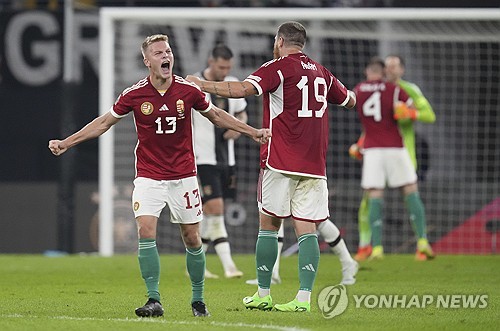 프랑스 언론 르퀴프가 16일(한국시간) 헝가리 축구 국가대표팀으로 유럽축구연맹(UEFA) 유로 2024 데뷔전을 치른 마틴 아담을 집중 조명했다.   마틴은 이날 독일 쾰른 스타디움에서 열린 스위스와의 대회 A조 1차전에 후반 교체 출전해 11분간 활약하며 유로 데뷔전을 치렀다.   팀은 1-3으로 패했지만, 아담은 이번 대회 최고의 스타로 발돋움했다. 그는 후반 34분 수비수 밀로스 케르케즈를 대신해 공격수로 출전했다. 연합뉴스