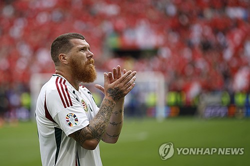 프랑스 언론 르퀴프가 16일(한국시간) 헝가리 축구 국가대표팀으로 유럽축구연맹(UEFA) 유로 2024 데뷔전을 치른 마틴 아담을 집중 조명했다.   마틴은 이날 독일 쾰른 스타디움에서 열린 스위스와의 대회 A조 1차전에 후반 교체 출전해 11분간 활약하며 유로 데뷔전을 치렀다.   팀은 1-3으로 패했지만, 아담은 이번 대회 최고의 스타로 발돋움했다. 그는 후반 34분 수비수 밀로스 케르케즈를 대신해 공격수로 출전했다. 연합뉴스