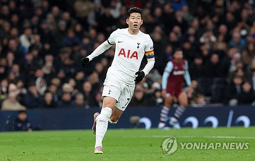 영국 매체 팀토크는 16일 사우디아라비아 알 이티하드가 이번 여름 공격진을 강화하기 위해 1순위로 리버풀의 에이스 모하메드 살라를 노리지만 영입이 어려울 거 같으면 토트넘 홋스퍼 주장 손흥민 영입을 시도할 것이라고 주장했다. 토트넘 에이스 손흥민은 지난해 여름에도 사우디의 관심을 받아 화제가 된 적이 있으나 본인이 직접 토트넘과 프리미어리그 잔류를 원한다고 말하면서 이적설을 종식시켰다. 지난해 여름 손흥민을 주시했던 사우디는 이번 여름 한 번 더 손흥민 영입을 시도할 계획이다. 마침 손흥민 계약이 2025년 6월에 만료돼 토트넘의 생각이 이목을 끌고 있다. 연합뉴스