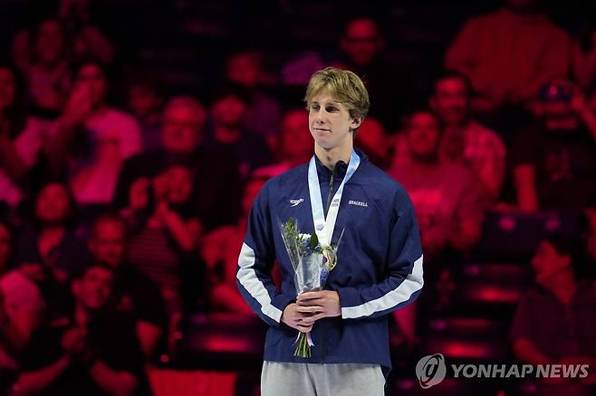 섀켈, 파리 올림픽 남자 자유형 400ｍ 출전권 확보 (인디애나폴리스 AP=연합뉴스) 에런 섀켈이 16일(한국시간) 미국 인디애나주 인디애나폴리스에서 열린 2024 파리 올림픽 미국 수영 대표선발전 남자 자유형 400ｍ 결승에서 우승한 뒤, 시상식에서 기념 촬영하고 있다.