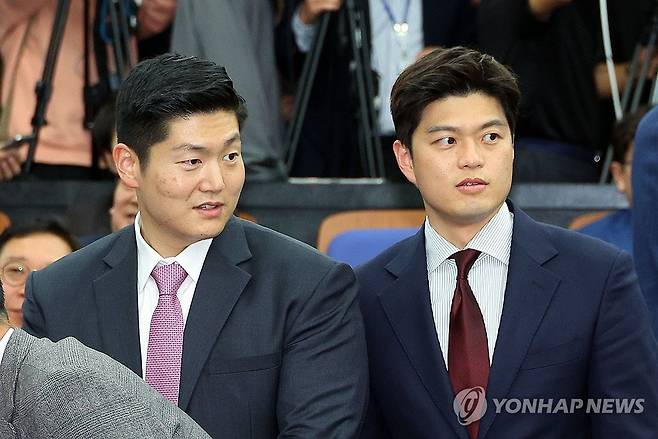 '우리가 보수의 젊은 피' (서울=연합뉴스) 한종찬 기자 = 국민의힘 김재섭, 김용태 의원이 지난 4월 22일 오후 국회에서 열린 제22대 국회의원 당선자총회에서 입장하고 있다. 2024.4.22 saba@yna.co.kr