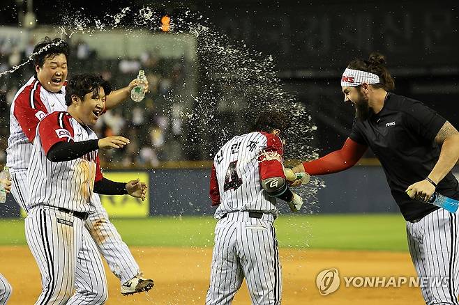 내가 끝냄 (서울=연합뉴스) 박동주 기자 = 16일 오후 서울 잠실야구장에서 열린 프로야구 롯데 자이언츠와 LG 트윈스의 경기.
10회말 1사 만루에서 LG 신민재가 끝내기 희생플라이를 날린 뒤 기뻐하고 있다. 2024.6.16 pdj6635@yna.co.kr