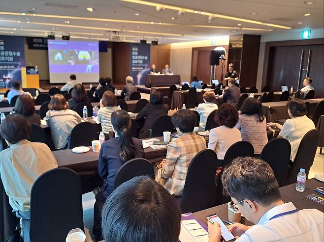 서울 여의도 63컨벤션센터에서 15일 열린 '제3회 로봇 인공관절수술 심포지엄'에선 마코와 큐비스 수술 실연을 보며 두 로봇을 비교하는 '듀얼 라이브서저리'가 주목을 끌었다. [사진=코메디닷컴]