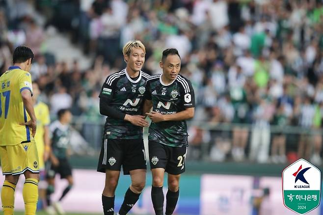 전북의 송민규(왼쪽)(한국프로축구연맹 제공)