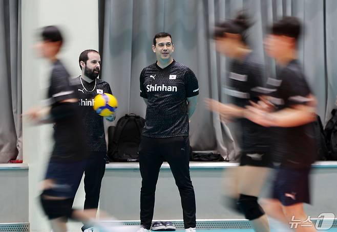 페르난도 모랄레스 여자배구 국가대표팀 감독(가운데).. 2024.5.1/뉴스1 ⓒ News1 이동해 기자