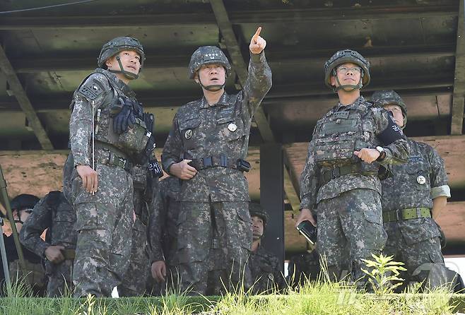 김명수 합참의장이 21일 중부전선을 담당하는 5사단 예하 최전방 GOP 부대를 방문, 경계작전태세를 점검하고 있다. (합동참모본부 제공) 2024.5.21/뉴스1