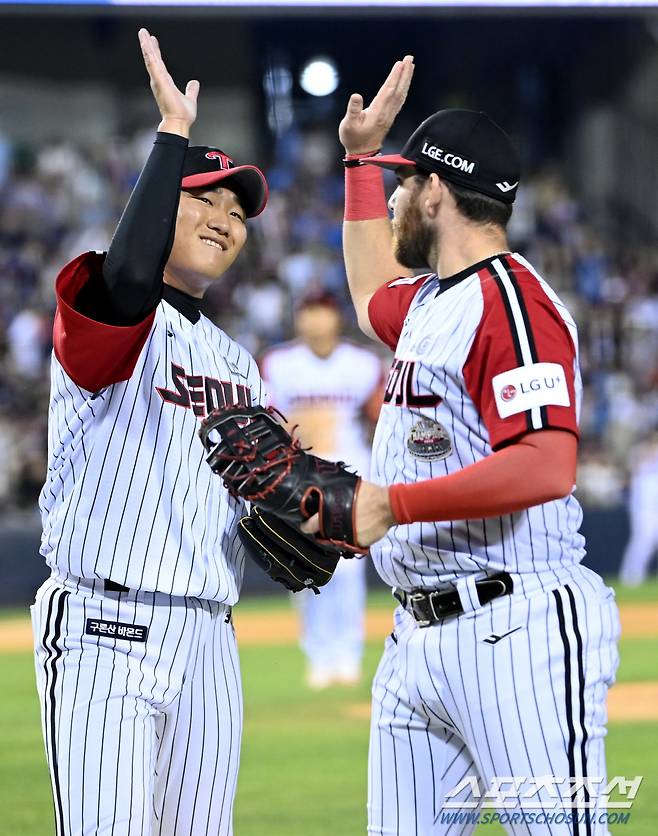 16일 잠실야구장에서 열린 롯데와 LG의 경기, 9회초 투구를 무실점으로 마친 LG 김영준이 오스틴의 환영을 받고 있다. 잠실=허상욱 기자wook@sportschosun.com/2024.06.16/