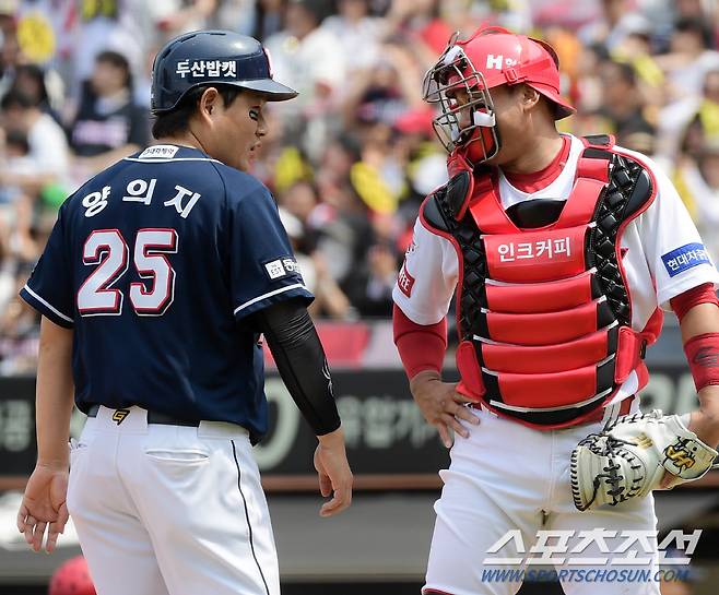 25일 광주 기아 챔피언스필드에서 열린 두산과 KIA의 경기. 2회초 2사 3루 라모스를 삼진으로 처리한 김태군이 양의지와 대화하고 있다. 광주=정재근 기자 cjg@sportschosun.com/2024.5.25/