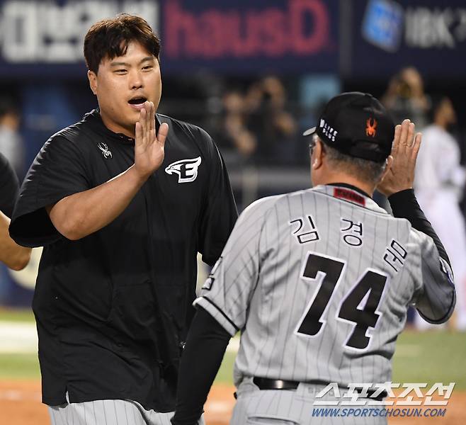 12일 잠실구장에서 열린 한화-두산전. 4대3으로 승리한 한화 김경문 감독이 류현진과 하이파이브하고 있다. 잠실=정재근 기자 cjg@sportschosun.com/2024.6.12/