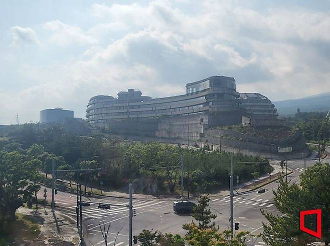 제주헬스케어타운 내 짓다 만 건축물 모습 / 사진=노경조 기자
