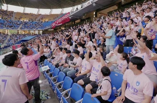 HD현대일렉트릭이 16일 울산 문수축구경기장에서 울산 HD와 ‘2024 시즌 브랜드데이’를 실시했다. 사진제공=HD현대일렉트릭