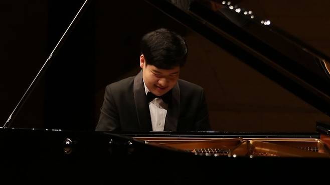 지난해 12월 서울 광진구 세종대 학생회관에서 피아노를 연주하는 신주용씨./이기주씨 제공