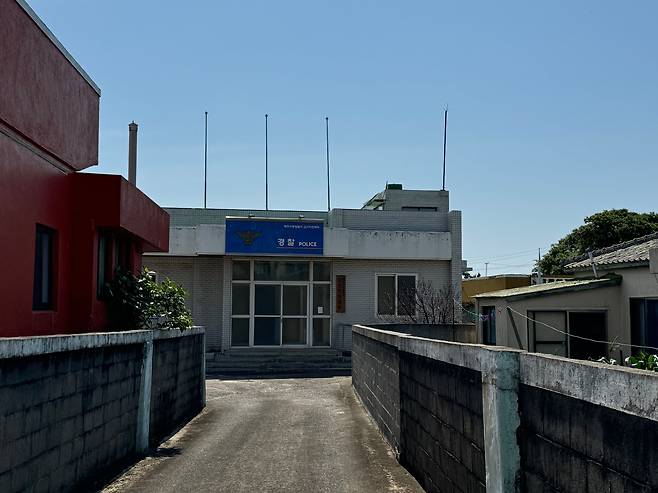 지난 10일 제주 한경면 고산리 일대. 이전에 고산파출소로 쓰였던 건물이 빈집으로 남아있다. /오은선기자