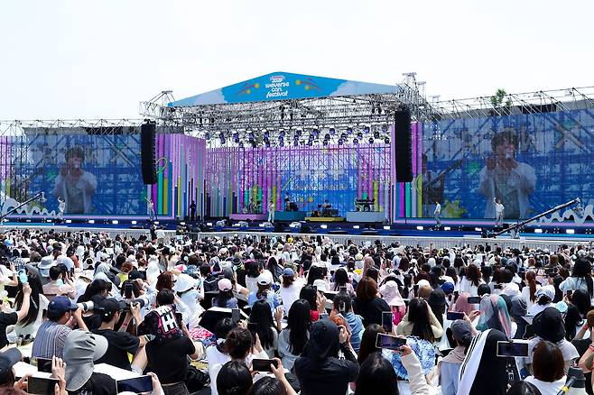 15일 오후 인천 영종도 인스파이어 리조트에서 열린 하이브 주최 K팝 축제 2024 위버스콘 페스티벌에서 관객들이 공연을 관람하고 있다. /2024 위버스콘 페스티벌 제공.