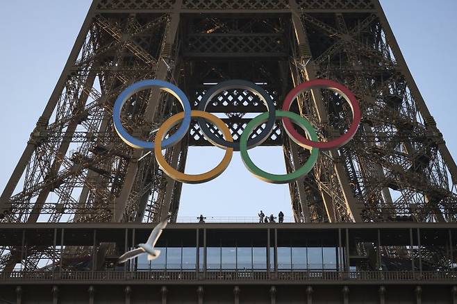 올림픽을 50일 앞둔 지난 7일 프랑스 파리 에펠탑에 올림픽 오륜기 조형물이 설치되는 모습. /사진=뉴시스