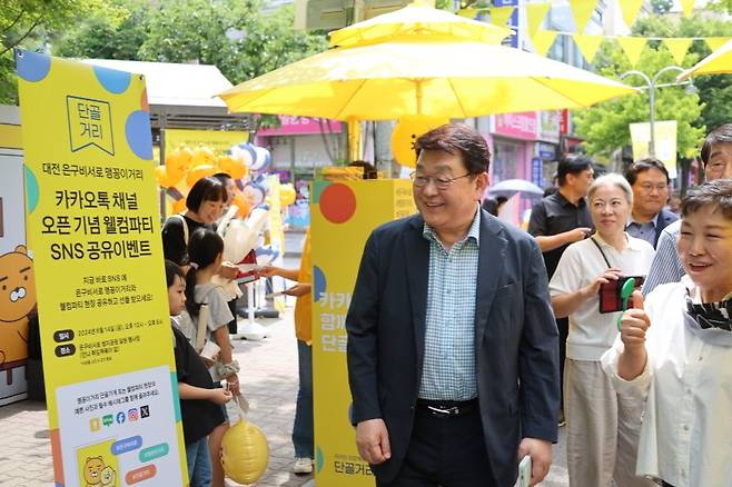 지난 14일 박성효 소상공인시장진흥공단 이사장이 대전 은구비서로 일원에서 열린 맹꽁이거리 디지털 상권 도약 기념 행사를 둘러보고 있다. 소상공인시장진흥공단 제공