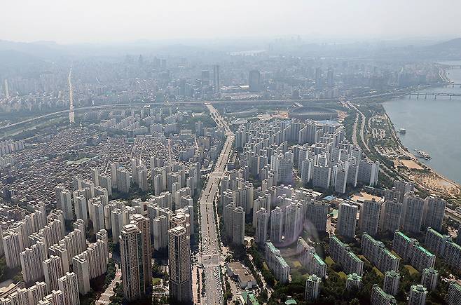 서울스카이 전망대에서 서울 송파구 잠실동과 강남구 일대 아파트 단지가 보이고 있다. (ⓒ뉴스1, 무단 전재-재배포 금지)