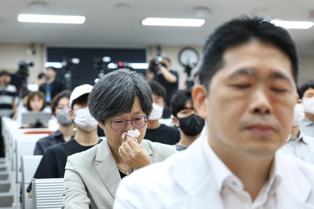 서울대병원 교수들이 전공의 사태 해결 등을 요구하며 무기한 휴진에 들어간 17일 오전 서울 종로구 서울대학교 의과대학 융합관 양윤선홀에서 열린 서울의대-서울대병원 비대위 집회에서 강희경 서울의대·서울대병원 교수협의회 비상대책위원장이 눈물을 흘리고 있다. 뉴시스