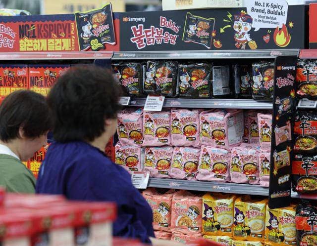 지난달 19일 서울 시내 대형마트에 불닭볶음면이 진열되어 있다. 뉴시스