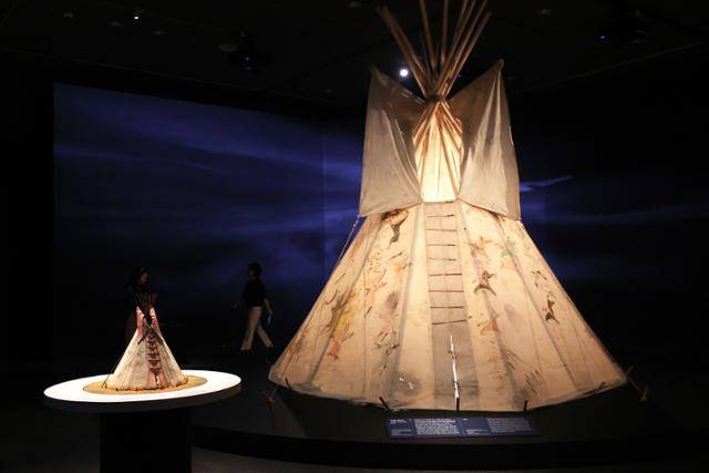 17일 오전 서울 용산구 국립중앙박물관에서 열린 특별전 '우리가 인디언으로 알던 사람들' 공개회에서 참석자들이 라코타족 원주민이 사용한 것으로 추정되는 '대평원의 보금자리 티피'를 살펴보고 있다. 연합뉴스