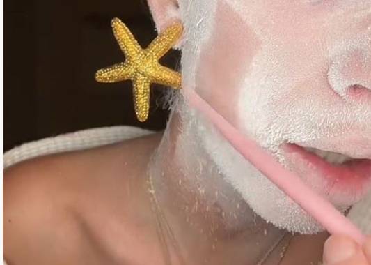 틱톡커가 얼굴에 면도 스프레이를 뿌린 뒤 면도칼로 얼굴 솜털을 제거하고 있다. / 틱톡 캡처