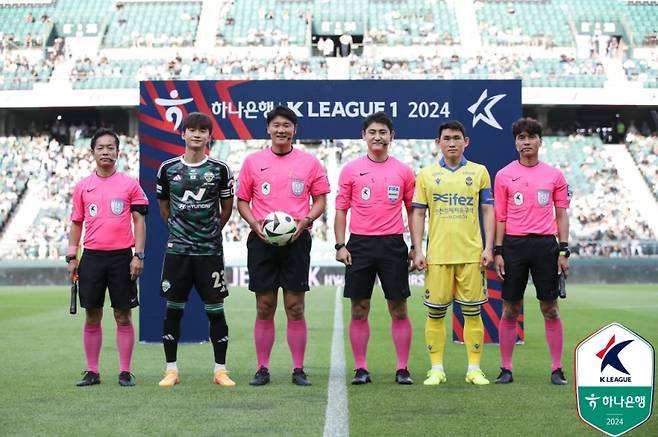 16일 전주월드컵경기장에서 열린 전북 현대와 인천 유나이티드의 경기. 경기 전 기념사진을 촬영하고 있는 양 팀 주장과 심판진. 사진=프로축구연맹