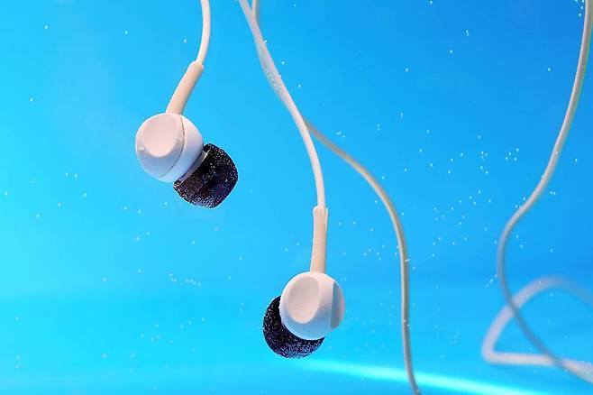 음향기기가 물에 빠졌을 때 신속하게 대처해야 한다 / 출처=셔터스톡