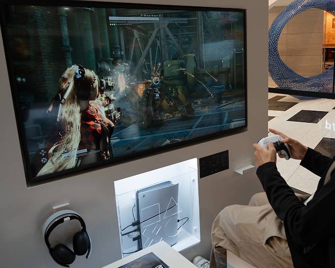 시프트업의 '스텔라 블레이드'를 체험하는 관람객./사진=연합뉴스