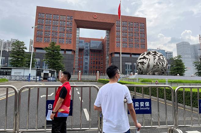중국 광저우 중급인민법원 바깥에서 14일 황쉐친과 왕젠빙의 지지자들이 판결을 기다리고 있다. 로이터 연합뉴스
