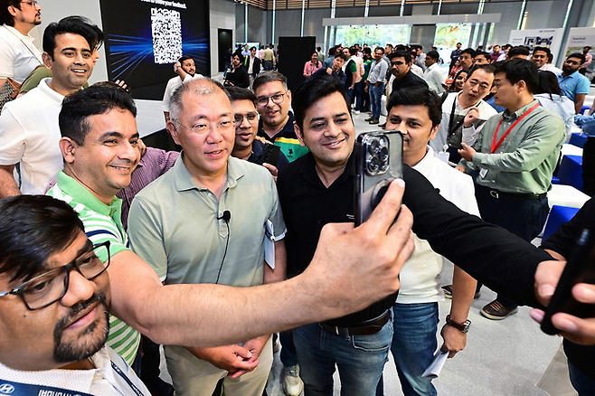 Hyundai Motor Group Chairman Chung Eui-sun (third left) visited Hyundai Motor India in April. [Photo provided by Hyundai Motor Group]