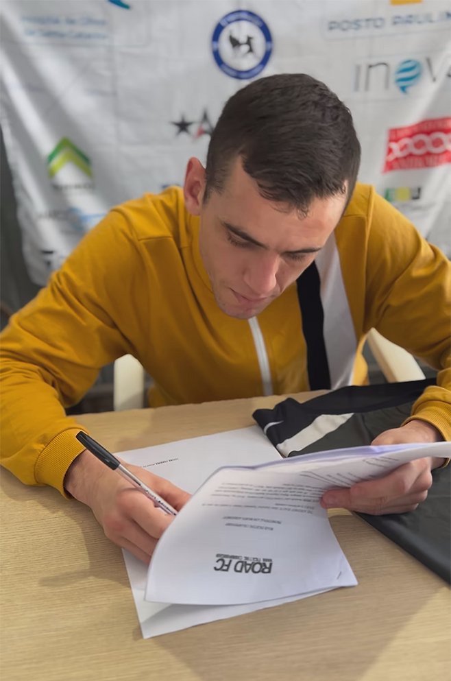 루카스 페레이라가 제2회 로드FC 글로벌 토너먼트 –63㎏ 출전 계약에 서명하고 있다. 사진=Astra Fight Team 영상 화면