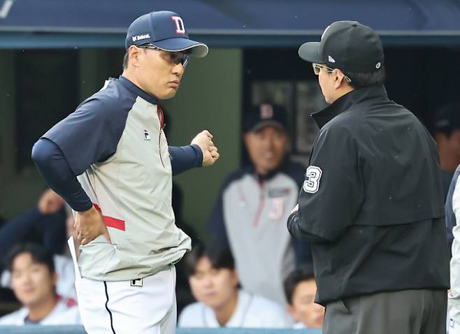 지난 4일 경기 중 주루방해에 대한 비디오 판독이 불가능해 주루방해를 당했음에도 원심이 번복됐다. 사진은 5월 22일 SSG랜더스와 두산베어스의 경기 중 이승엽 감독이 심판에게 어필하는 모습으로 기사 내용과 무관. /사진=뉴스1